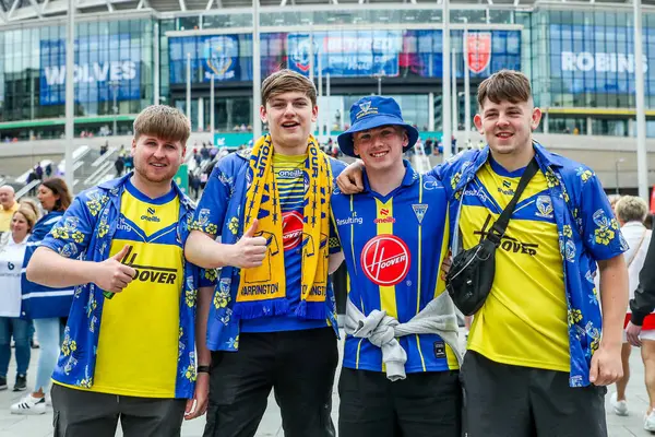 Taraftarlar, Wembley Stadyumu 'na 7 Haziran 2025' te oynanan Betfred Challenge Cup Final Warrington Wolves vs Hull KR karşılaşmasından önce geldi.