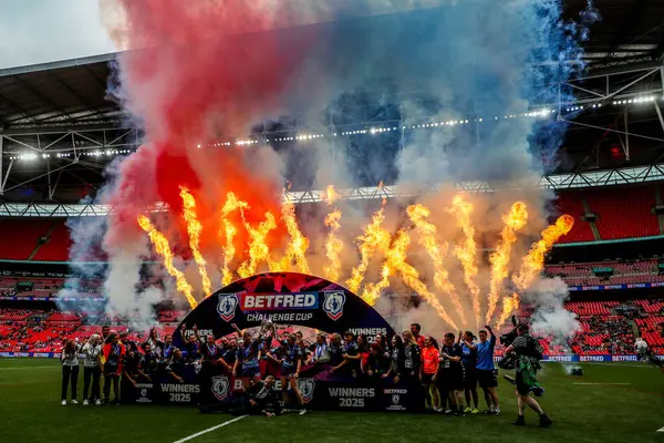 Wigan Warriors, 7 Haziran 2025 'te Wembley Stadyumu' nda oynanan Betfred Kadınlar Meydan Okuma Kupası finalinin ardından kupayı kaldırdı.