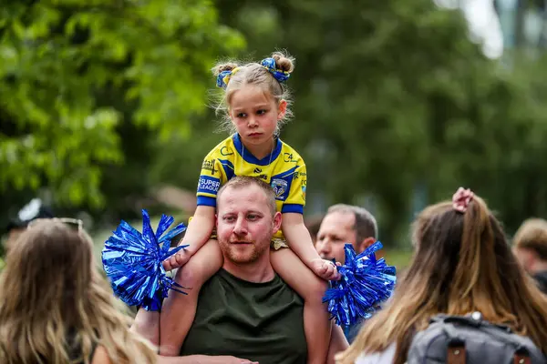 Taraftarlar, Wembley Stadyumu 'na 7 Haziran 2025' te oynanan Betfred Challenge Cup Final Warrington Wolves vs Hull KR karşılaşmasından önce geldi.