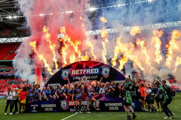 Wigan Warriors, 7 Haziran 2025 'te Wembley Stadyumu' nda oynanan Betfred Kadınlar Meydan Okuma Kupası finalinin ardından kupayı kaldırdı.