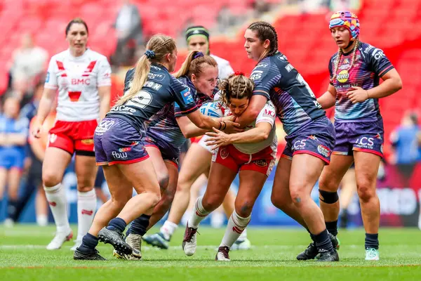 St Helens 'ten Emily Rudge, 7 Haziran 2025' te Wembley Stadyumu 'nda düzenlenen Betfred Kadınlar Yarışma Kupası finalinde Wigan Warriors' a karşı mücadele etti.