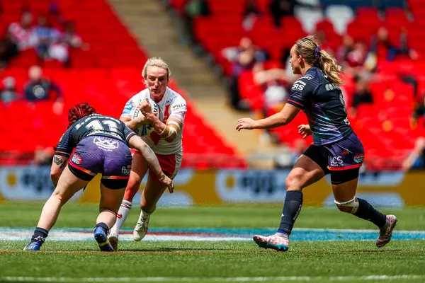 St Helens 'ten Jodie Cunningham, 7 Haziran 2025' te Wembley Stadyumu 'nda düzenlenen Betfred Kadınlar Yarışma Kupası Finali' nde topla koşuyor.