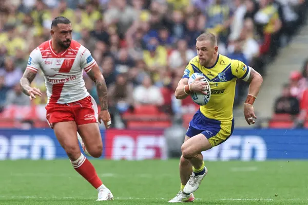 Warrington Wolves 'tan Matt Dufty, 7 Haziran 2025' te Wembley Stadyumu 'nda oynanan Betfred Challenge Cup Final Warrington Wolves vs Hull KR maçında topu bırakıyor.