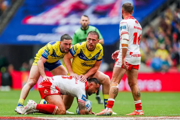 Warrington Wolves 'tan Ben Currie, 7 Haziran 202' de Wembley Stadyumu 'nda oynanan Betfred Challenge Cup Final Warrington Wolves vs Hull KR maçında rakibini yakaladı.