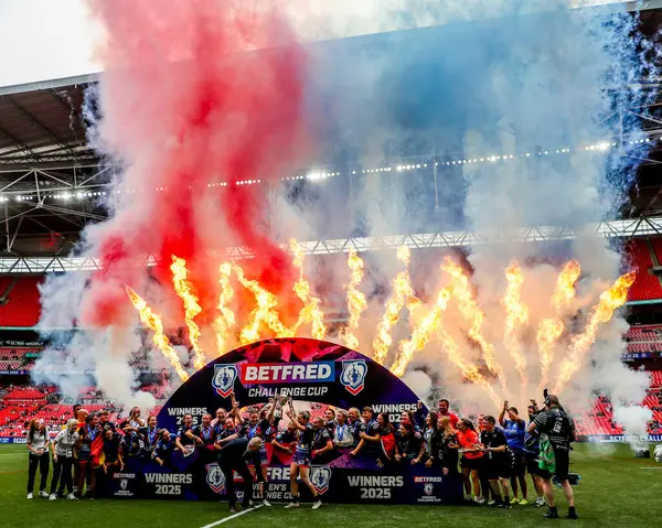 Wigan Warriors, 7 Haziran 2025 'te Wembley Stadyumu' nda oynanan Betfred Kadınlar Meydan Okuma Kupası finalinin ardından kupayı kaldırdı.