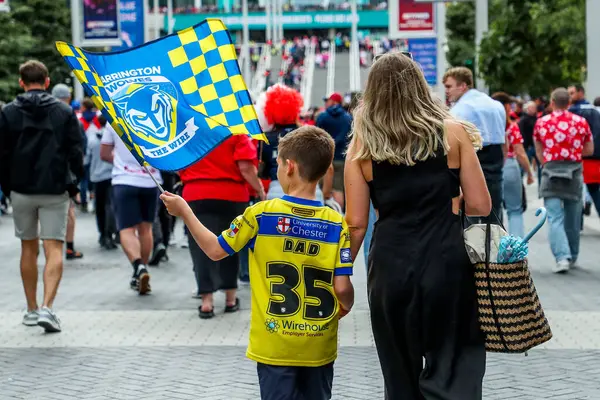 Taraftarlar, Wembley Stadyumu 'na 7 Haziran 2025' te oynanan Betfred Challenge Cup Final Warrington Wolves vs Hull KR karşılaşmasından önce geldi.