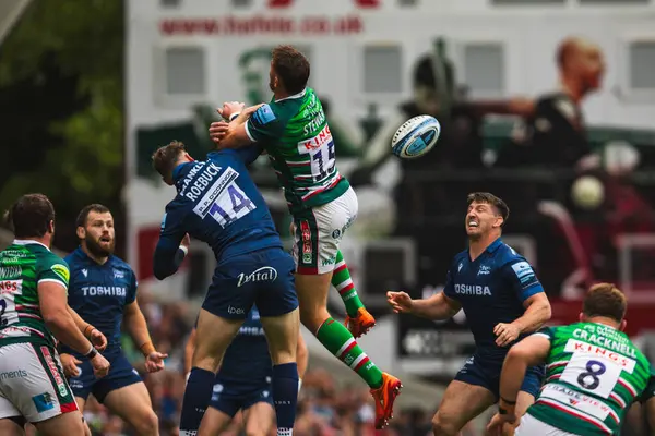 Leicester Kaplanları 'nın Freddie Steward' ı, Satış Köpekbalıkları 'ndan Tom Roebuck ve Gallagher Premiership Play-off Leicester Kaplan' a karşı Satış Köpekbalıkları Mattioli Woods Welford Road Stadyumu, Leicester, Birleşik Krallık