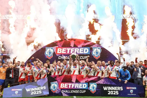 Hull KR 'dan Elliot Minchella, 7 Haziran 2025' te Londra, Wembley Stadyumu 'nda oynanan Betfred Challenge Cup Final Warrington Wolves vs Hull KR karşılaşmasında kupayı sıraladı.