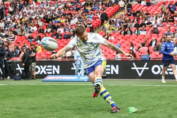 Warrington Wolves 'tan Marc Sneyd 7 Haziran 2025' te Wembley Stadyumu 'nda oynanan Betfred Challenge Cup Final Warrington Wolves vs Hull KR maçında ısınma turunda