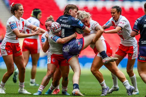 Wigan Warriors takımından Molly Jones, 7 Haziran 2025 'te Wembley Stadyumu' nda oynanan Betfred Kadınlar Yarışması Finali 'nde Wigan Warriors' a karşı.