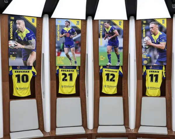 Warrington Wolves Lachlan Fitzgibbon 'dan Paul Vaughan, Warrington Wolves' tan Adam Holroyd Warrington Wolves 'tan Ben Currie soyunma odasında Betfred Challenge Kupası final Warrington Wolves vs Hull KR İngiltere, 7 Haziran 2025