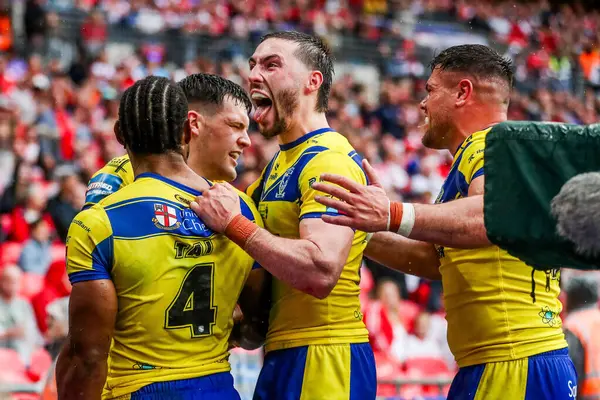 Warrington Wolves 'tan Josh Thewlis, 7 Haziran 2025' te Wembley Stadyumu 'nda oynanan Betfred Challenge Cup Final Warrington Wolves vs Hull KR maçında takım arkadaşlarıyla denemesini kutluyor.