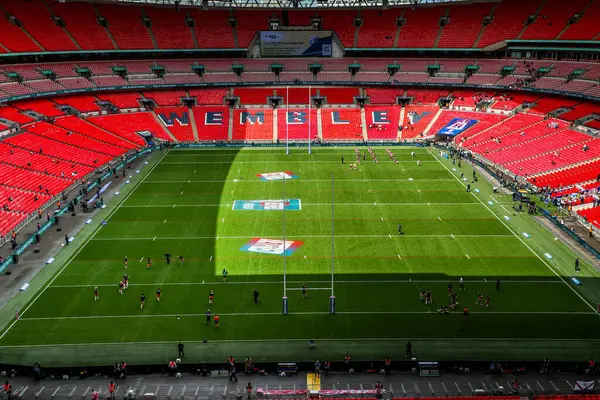 7 Haziran 2025 'te Londra, Wembley Stadyumu' nda oynanan Betfred Kadınlar Kupası finalinden önce takımlar ısınıyor.