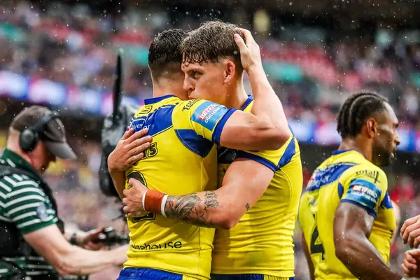 Warrington Wolves 'tan Josh Thewlis, 7 Haziran 2025' te Wembley Stadyumu 'nda oynanan Betfred Challenge Cup Final Warrington Wolves vs Hull KR maçında takım arkadaşlarıyla denemesini kutluyor.