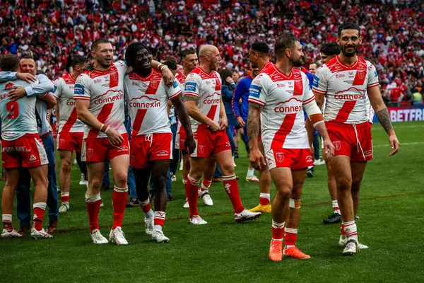 Hull KR, 7 Haziran 2025 'te Londra, Wembley Stadyumu' nda oynanan Betfred Challenge Cup Final Warrington Wolves vs Hull KR 'ın zaferini kutladı.