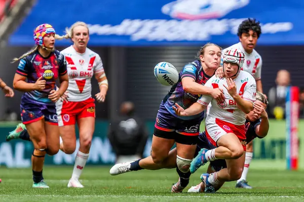 St Helens takımından Katie Mottershead, 7 Haziran 2025 'te Wembley Stadyumu' nda oynanan Betfred Kadınlar Yarışma Kupası finalinde pas veriyor.
