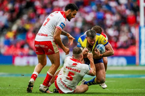 Warrington Wolves takımından Lachlan Fitzgibbon, 7 Haziran 2025 'te Wembley Stadyumu' nda oynanan Betfred Challenge Cup Final Warrington Wolves vs Hull KR maçında rakibi oldu.