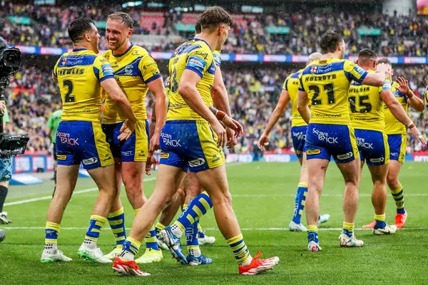 Warrington Wolves 'tan Josh Thewlis, 7 Haziran 2025' te Wembley Stadyumu 'nda oynanan Betfred Challenge Cup Final Warrington Wolves vs Hull KR maçında takım arkadaşlarıyla denemesini kutluyor.