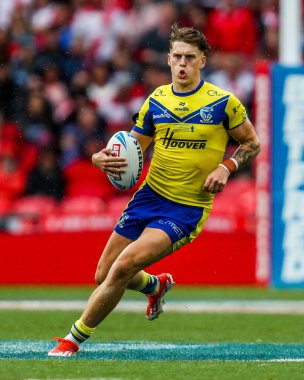 Warrington Wolves takımından Arron Lindop, 7 Haziran 2025 'te Wembley Stadyumu' nda oynanan Betfred Challenge Cup Final Warrington Wolves vs Hull KR maçında topla koşuyor.