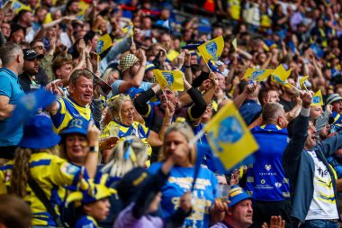 Warrington Wolves taraftarları 7 Haziran 2025 'te Wembley Stadyumu' nda oynanan Betfred Challenge Cup Final Warrington Wolves vs Hull KR karşılaşmasını kutluyorlar.