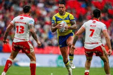Warrington Wolves 'tan Paul Vaughan, 7 Haziran 2025' te Wembley Stadyumu 'nda oynanan Betfred Challenge Cup Final Warrington Wolves vs Hull KR maçında topla koşuyor.