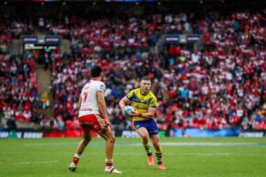 Warrington Wolves 'tan George Williams, 7 Haziran 2025' te Wembley Stadyumu 'nda oynanan Betfred Challenge Cup Final Warrington Wolves vs Hull KR maçında topla koşuyor.