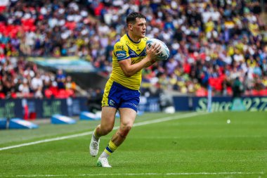 Warrington Wolves 'tan Josh Thewlis, 7 Haziran 2025' te Wembley Stadyumu 'nda oynanan Betfred Challenge Cup Final Warrington Wolves vs Hull KR maçında topla koşuyor.