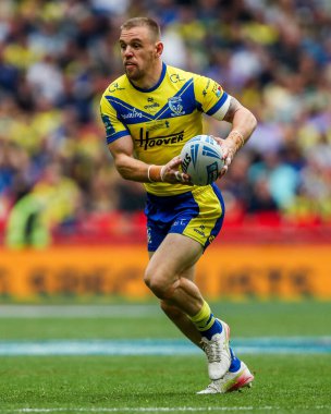 Warrington Wolves 'tan Matt Dufty, 7 Haziran 2025' te Wembley Stadyumu 'nda oynanan Betfred Challenge Cup Final Warrington Wolves vs Hull KR maçında topla koşuyor.