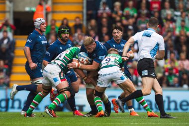 Leicester Kaplanları 'ndan Jack van Poortvliet ve Leicester Kaplanları' ndan Olly Cracknell Gallagher Preez yarı final Leicester Tigers 'a karşı Leiceoli Woods Road Stadyumu, Leicester