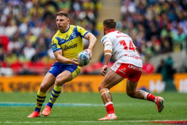Warrington Wolves 'tan George Williams, 7 Haziran 2025' te Wembley Stadyumu 'nda oynanan Betfred Challenge Cup Final Warrington Wolves vs Hull KR maçında topla koşuyor.
