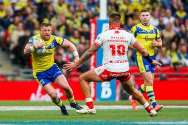 Warrington Wolves 'tan Luke Yates, 7 Haziran 2025' te Wembley Stadyumu 'nda oynanan Betfred Challenge Cup Final Warrington Wolves vs Hull KR maçında topla koşuyor.
