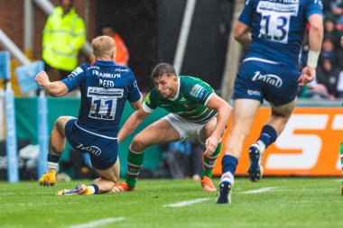 Leicester Tigers 'dan Freddie Steward, Gallagher Premiership play-off' unda Leicester Tigers 'ın Mattioli Woods Welford Road Stadyumu' nda satılık köpekbalıklarına karşı oynadığı maçta Satış Köpekbalıkları 'ndan Arron Reed' i yendi.