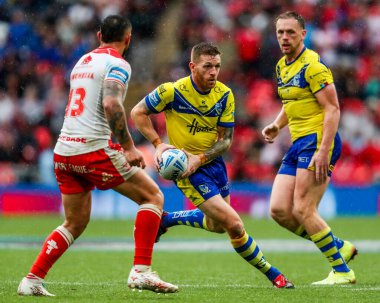Warrington Wolves 'tan Marc Sneyd, 7 Haziran 2025' te Wembley Stadyumu 'nda oynanan Betfred Challenge Cup Final Warrington Wolves vs Hull KR maçında topla koşuyor.