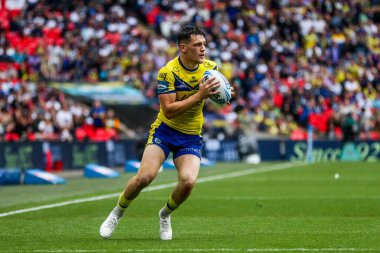 Warrington Wolves 'tan Josh Thewlis, 7 Haziran 2025' te Wembley Stadyumu 'nda oynanan Betfred Challenge Cup Final Warrington Wolves vs Hull KR maçında topla koşuyor.