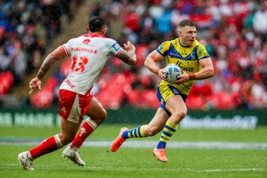 Warrington Wolves 'tan George Williams, 7 Haziran 2025' te Wembley Stadyumu 'nda oynanan Betfred Challenge Cup Final Warrington Wolves vs Hull KR maçında topla koşuyor.