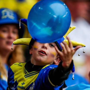 Warrington Wolves taraftarları, 7 Haziran 2025 'te Londra, Wembley Stadyumu' nda oynanan Betfred Challenge Cup Final Warrington Wolves vs Hull KR maçında balonlarla oynuyor.