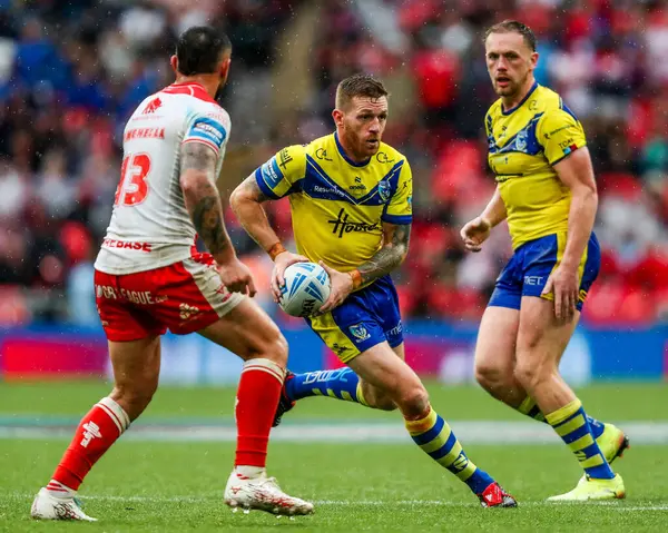 Warrington Wolves 'tan Marc Sneyd, 7 Haziran 2025' te Wembley Stadyumu 'nda oynanan Betfred Challenge Cup Final Warrington Wolves vs Hull KR maçında topla koşuyor.