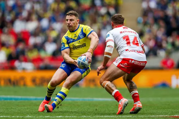 Warrington Wolves 'tan George Williams, 7 Haziran 2025' te Wembley Stadyumu 'nda oynanan Betfred Challenge Cup Final Warrington Wolves vs Hull KR maçında topla koşuyor.
