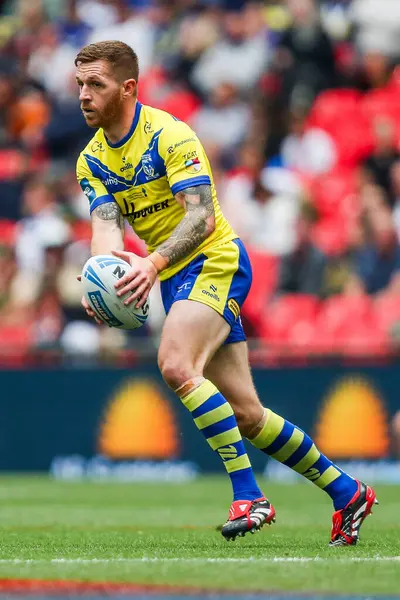 Warrington Wolves 'tan Marc Sneyd, 7 Haziran 2025' te Wembley Stadyumu 'nda oynanan Betfred Challenge Cup Final Warrington Wolves vs Hull KR maçında topla koşuyor.