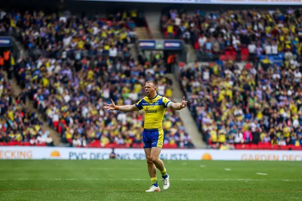 Warrington Wolves 'tan Matt Dufty, 7 Haziran 2025' te Wembley Stadyumu 'nda oynanan Betfred Challenge Cup Final Warrington Wolves vs Hull KR maçında tepki gösterdi.