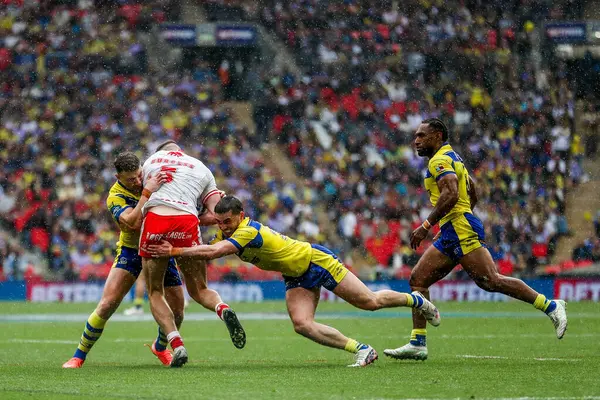 Warrington Wolves 'tan Adam Holroyd, 7 Haziran 2025' te Wembley Stadyumu 'nda oynanan Betfred Challenge Cup Final Warrington Wolves vs Hull KR maçında mücadele etti.
