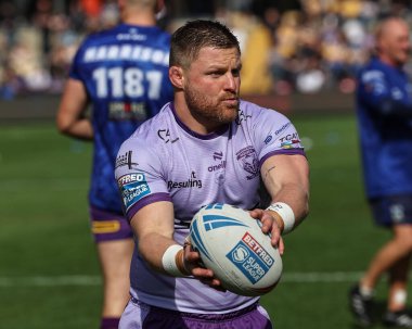 Warrington Wolves takımından Luke Yates, 14 Haziran 2025 'te Leeds Stadyumu' nda oynanan 14. Leeds Gergedan - Warrington Wolves karşılaşmasında maç öncesi ısınma turunda.