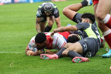 Hull KR 'dan Kelepi Tanginoa, 13 Haziran 2025' te İngiltere 'nin Hull kentinde bulunan Sewell Group Craven Park' ta oynanan Betfred Süper Lig 14. Hull KR-Catalans Dragons karşılaşmasında bir deneme için sahaya çıkıyor.