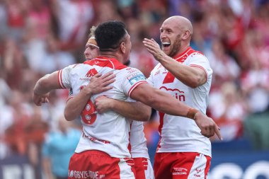 Hull KR takımından Sauaso Sue, 13 Haziran 2025 'te İngiltere' nin Hull kenti Kingston 'da bulunan Sewell Group Craven Park' ta oynanan 14. Hull KR ve Catalans Dragons maçında takım arkadaşlarıyla yaptığı denemeyi kutluyor.