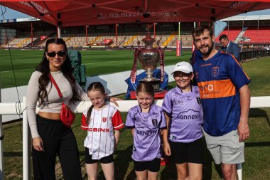 Hull KR taraftarları, Hull KR 'ın 13 Haziran 2025' te Sewell Group Craven Park, Kingston upon Hull, Birleşik Krallık 'ta oynanan Betfred Süper Lig Turu 14. Hull KR-Catalans Dragons maçını kazanmasının ardından The Challenge Cup ile selfie çektiler.
