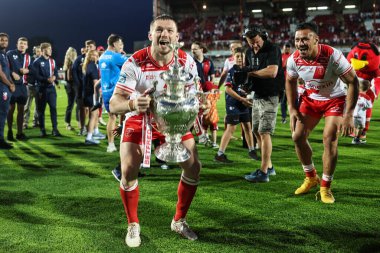 Hull KR 'dan James Batchelor, 13 Haziran 2025' te İngiltere 'nin Hull kentinde düzenlenen Sewell Group Craven Park' ta oynanan Betfred Süper Lig Hull KR - Catalans Dragons karşılaşmasında Sewell Group Craven Park 'ın önündeki mücadele kupasını kaldırdı.
