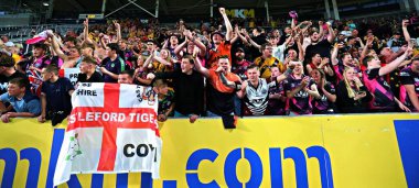 Castleford taraftarları 13 Haziran 2025 'te İngiltere' nin Hull Stadyumu 'nda oynanan 14. Hull FC Castleford Tigers karşılaşmasını kutluyorlar.