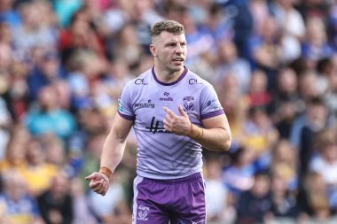 Warrington Wolves 'tan George Williams, 14 Haziran 2025' te Headingley Stadyumu 'nda oynanan 14. Leeds Gergedanı - Warrington Wolves karşılaşmasında takım arkadaşlarına talimat verdi.