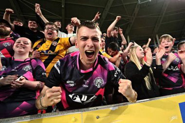 Castleford taraftarları 13 Haziran 2025 'te İngiltere' nin Hull Stadyumu 'nda oynanan 14. Hull FC Castleford Tigers karşılaşmasını kutluyorlar.