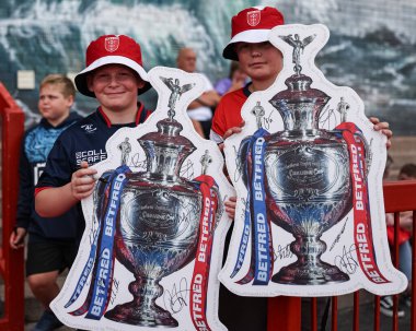 İki Hull KR taraftarı, 13 Haziran 2025 'te İngiltere' nin Hull kentinde bulunan Sewell Group Craven Park 'ta oynanan Betfred Süper Lig 14. Hull KR-Catalans Dragons karşılaşmasında Challenge Kupası' nı yarıda kestiler.